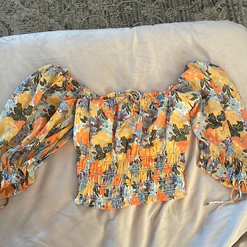 Abercrombie women’s cropped all the shoulder shirt. Multi colored size medium